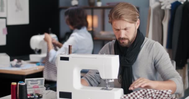 Dos diseñadores de moda trabajando juntos en un estudio moderno — Vídeo de stock