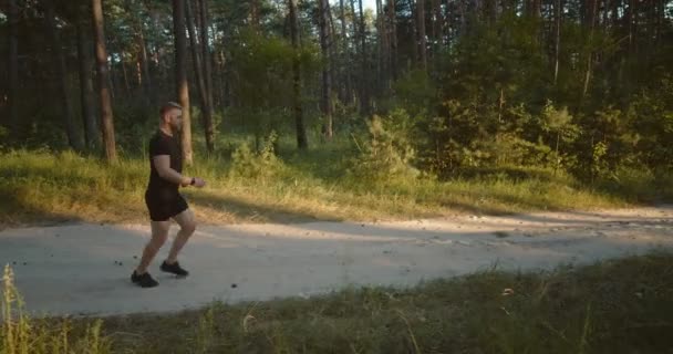 Hombre de fitness saludable haciendo cardio al aire libre — Vídeos de Stock