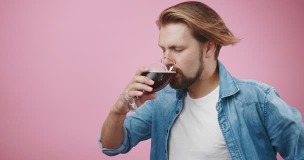 Homem confiante bebendo bebida refrescante de vidro — Vídeo de Stock