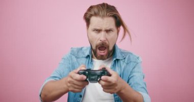 Stüdyoda video oyunu oynamak için joystick kullanan adam