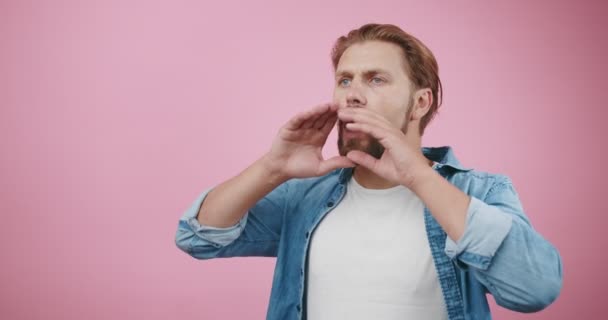 Bearded man skriker i studio med rosa bakgrund — Stockvideo