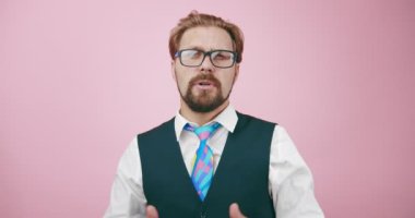 Uzman öğretmen kamerada konuşuyor ve el kol hareketi yapıyor.