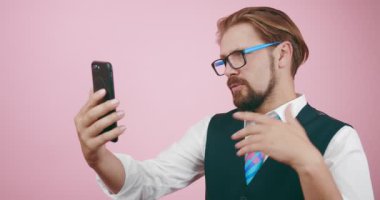 Video sohbet için akıllı telefonu kullanan sakallı öğretmen