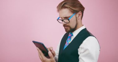 Stüdyoda çalışmak için dijital tablet kullanan ciddi bir öğretmen