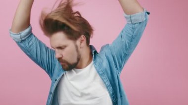 Stüdyoda ritmik biçimde biçen şık bir adamın portresi.