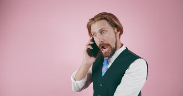 Przystojny mężczyzna prowadzi emocjonalną rozmowę na smartfonie — Wideo stockowe