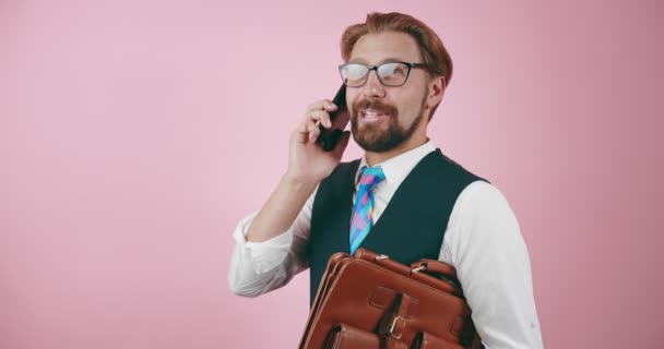Wesoły mężczyzna w formalnym ubraniu, rozmawiający przez telefon. — Wideo stockowe