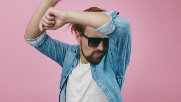 Felice hipster maschile in occhiali da sole ballare attivamente sulla macchina fotografica — Video Stock