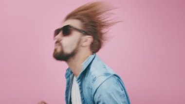 Coşkulu adam kafasıyla titriyor ve elleriyle biçiyor.