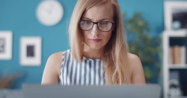 Mulher de negócios concentrada usando computador portátil em casa — Vídeo de Stock