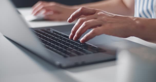 Primer plano de las manos femeninas escribiendo en el portátil inalámbrico — Vídeo de stock