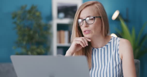 Mulher de negócios falando e gesticulando durante a chamada de vídeo — Vídeo de Stock