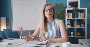 Matematiği video çağrısı yoluyla açıklayan çekici öğretmen