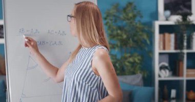 Çevrimiçi matematik dersi veren öğretmen ve çevirme çizelgesi kullanıyor