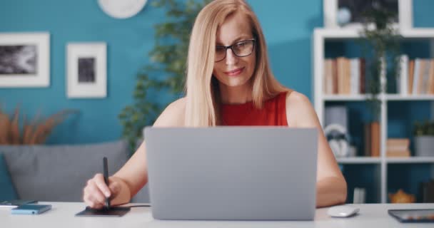 Designer gráfico usando e caneta stylus e laptop para o trabalho — Vídeo de Stock