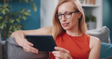 Dijital tablette video konuşması yapan neşeli kadın