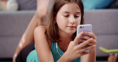 Cep telefonuyla yerde dinlenen mutlu genç bayana yaklaş.