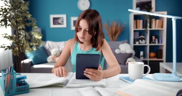 Menina adolescente atenta usando tablet digital para estudar — Vídeo de Stock