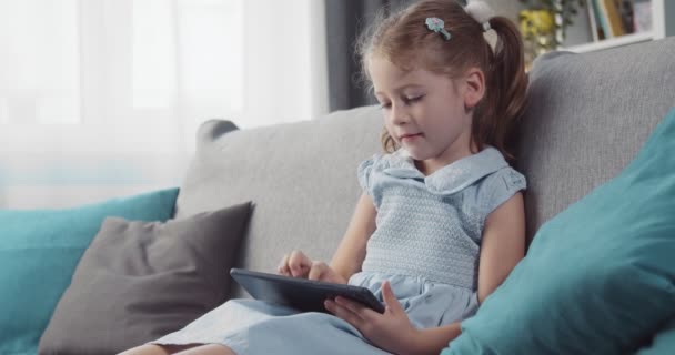 Pretty girl drawing with forefinger on digital tablet — Stock Video
