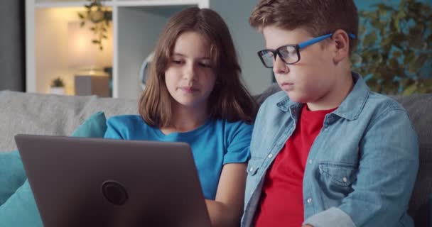 Bilgisayar ekranına bakarken gülümseyen ve konuşan çocuklar — Stok video