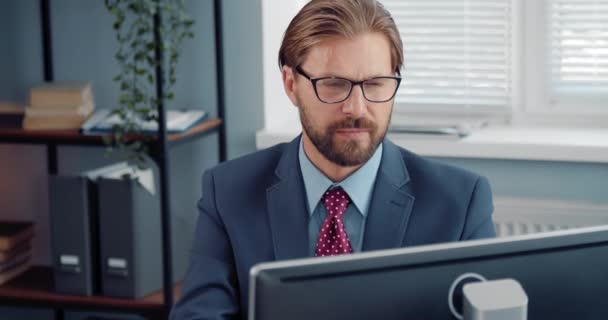 Уставший бизнесмен в костюмах расслабляется в современном офисе — стоковое видео