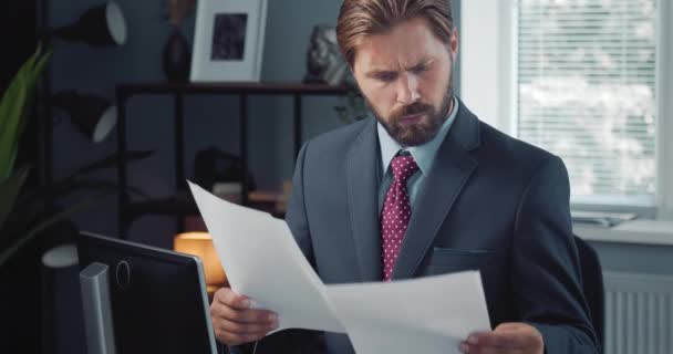 Homem maduro confiante verificando documentos no trabalho — Vídeo de Stock