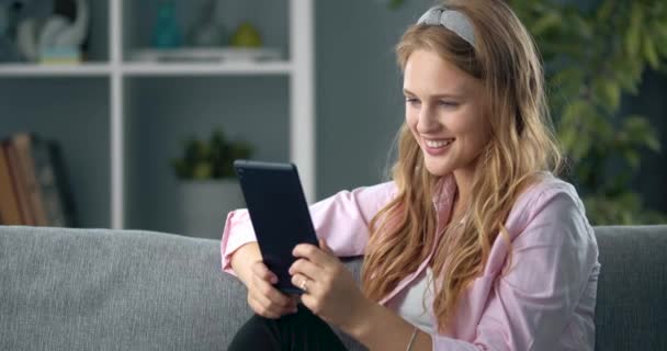 Lány beszél barátaival keresztül video hívás tabletta — Stock videók