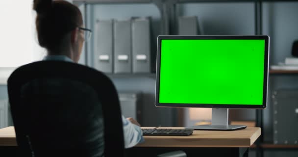 緑の画面のコンピュータ上の会議の呼び出しを持っている女性 — ストック動画