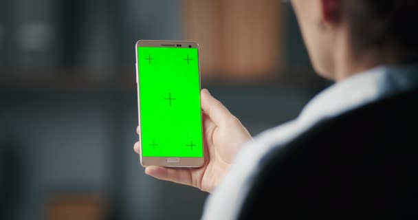 スマートフォンの額の緑の画面に触れる女性 — ストック動画