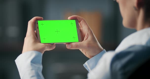 オフィスで緑の画面でスマートフォンを持っている女性 — ストック動画