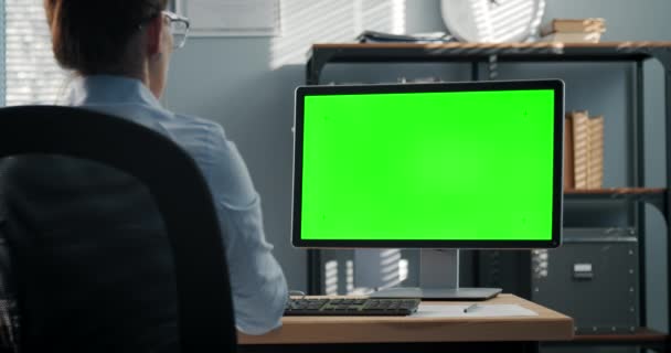 View from shoulder of female using computer for work — Stock Video