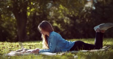 Parkta bilgisayar eğitimi alan çekici sarışının yan görünüşü