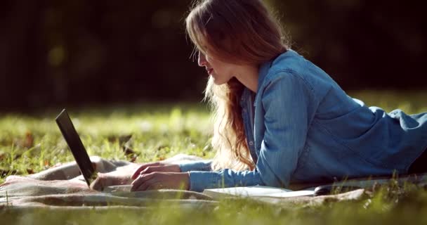 Estudiante usando laptop para la educación al aire libre — Vídeo de stock