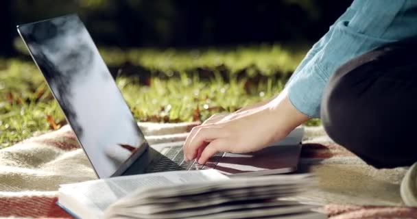 Κοντινό πλάνο της νεαρής γυναίκας δακτυλογράφησης σε εξωτερικούς χώρους laptop — Αρχείο Βίντεο