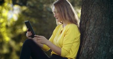 Dışarıdaki video çağrısı için dijital tablet kullanan mutlu kadın.