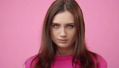 Ciddi esmer portresi.