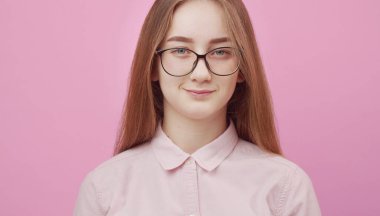 Genç pozitif bayan stüdyo fotoğrafı