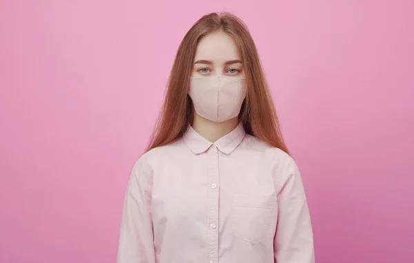 Jonge vrouw met gezichtsmasker, geïsoleerd — Stockfoto