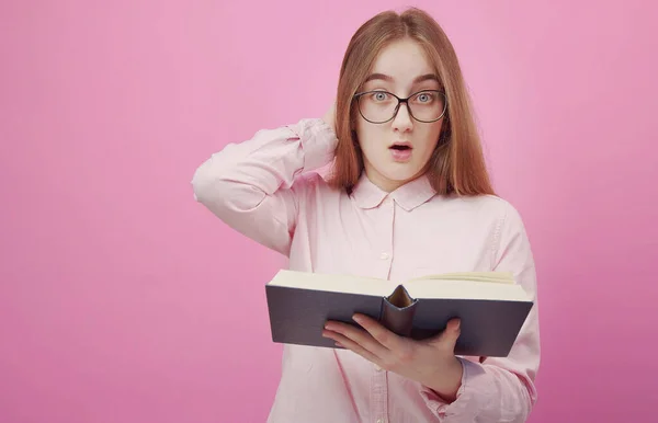 Estudiante asombrado sosteniendo libro abierto — Foto de Stock