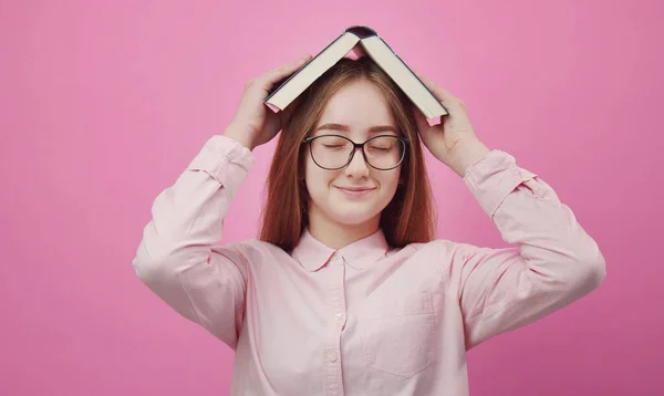 Estudiante sosteniendo techo-como libro sobre la cabeza — Foto de Stock