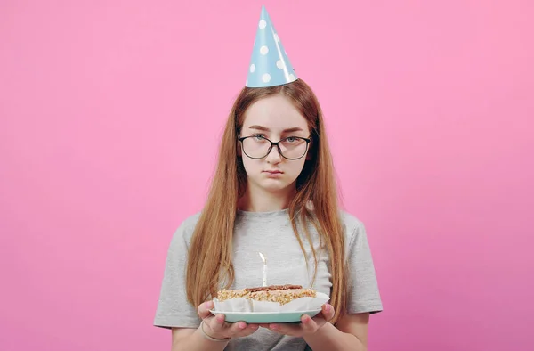 Nieszczęśliwa dziewczyna trzyma ciasto w izolacji — Zdjęcie stockowe