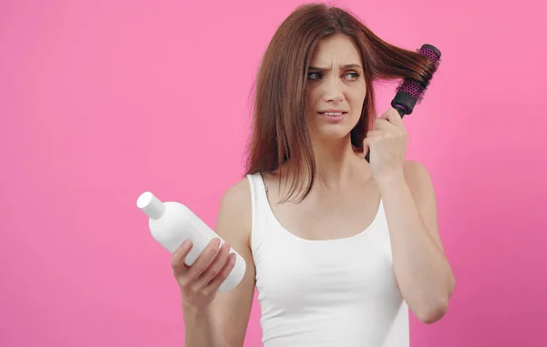 Donna infelice spazzolatura dei capelli — Foto Stock