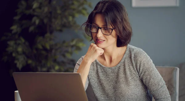 Mujer involucrada mirando la pantalla del ordenador — Foto de Stock