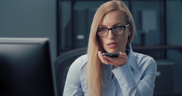 Wanita yang berbicara bisnis di ponsel di tempat kerja — Stok Video