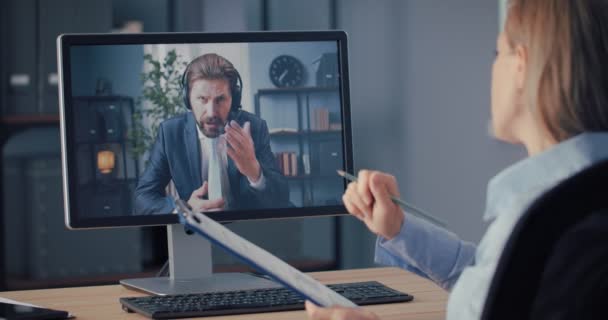 Bizneswoman o wideokonferencji w biurze — Wideo stockowe