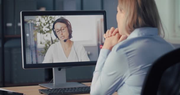 Dojrzałe lady mając wideo czat z kobieta biznes partner — Wideo stockowe