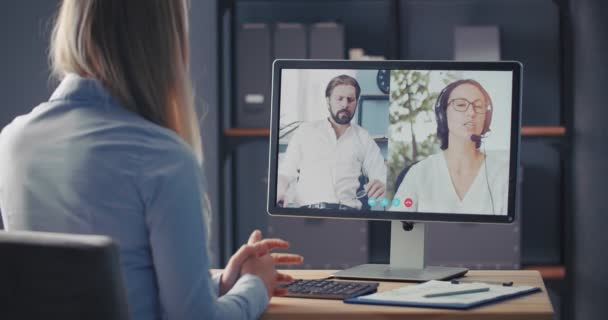 Travailleuse de bureau ayant un appel vidéo sur ordinateur — Video