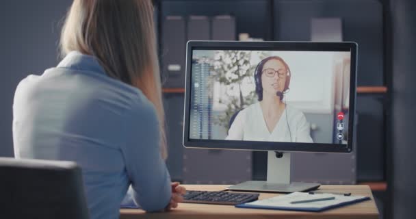 Mujer de negocios que tiene reunión en línea en el ordenador — Vídeo de stock