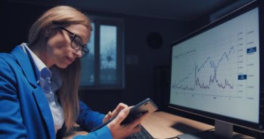 İş analisti bilgisayarla ilgili mali rapor hazırlıyor