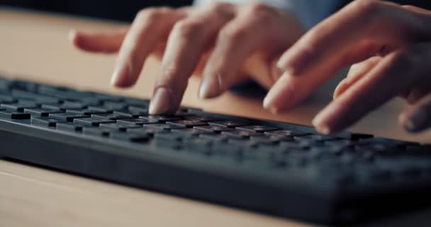 Primer plano de dedos femeninos pulsando botones en el teclado — Vídeos de Stock